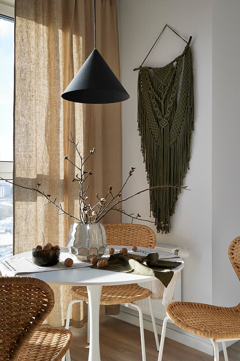 Оттенки солнца и фактуры древесины в интерьере квартиры для продажи — проект Алины Мармыш