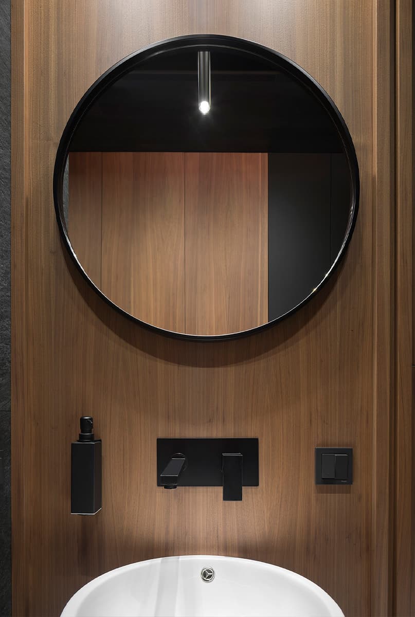 Эффектные статуэтки в монохромном интерьере семейной квартиры — проект студии SOKOLOV ARCHITECTS