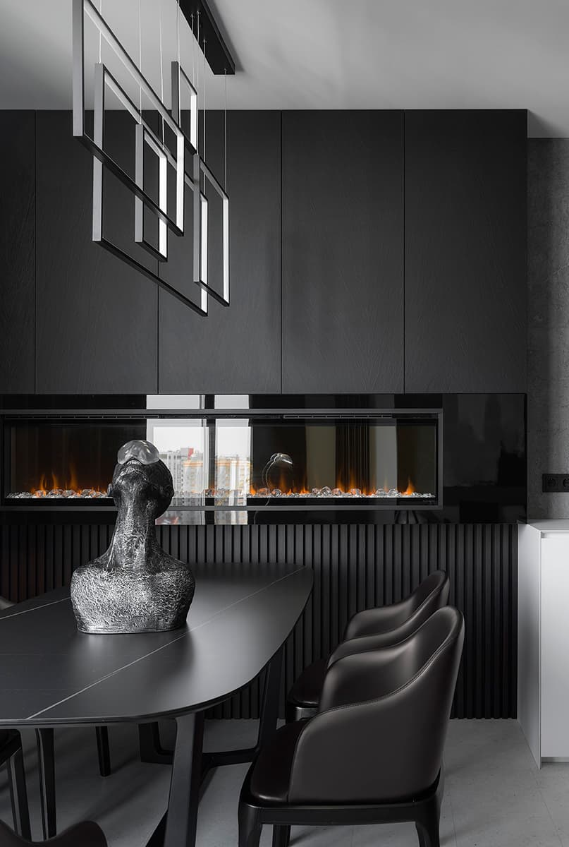 Эффектные статуэтки в монохромном интерьере семейной квартиры — проект студии SOKOLOV ARCHITECTS