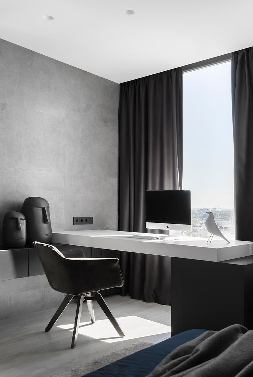 Эффектные статуэтки в монохромном интерьере семейной квартиры — проект студии SOKOLOV ARCHITECTS