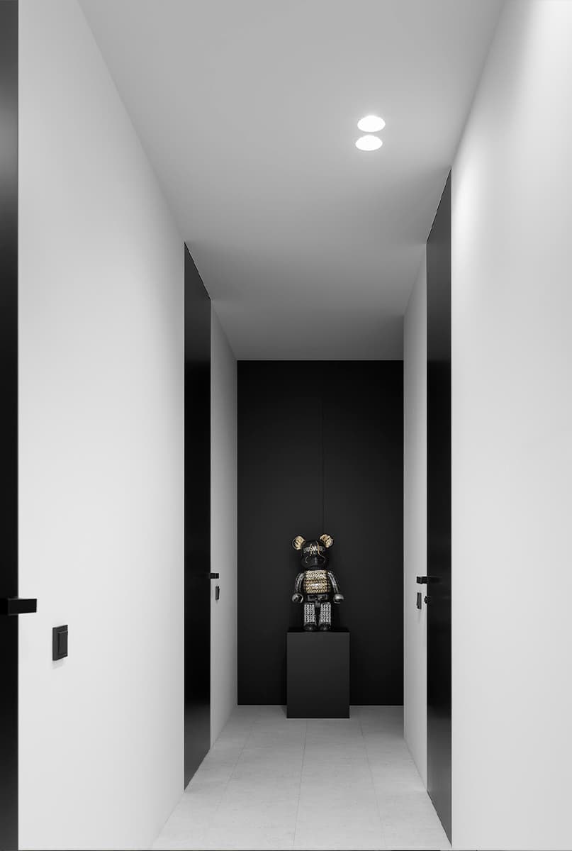 Эффектные статуэтки в монохромном интерьере семейной квартиры — проект студии SOKOLOV ARCHITECTS
