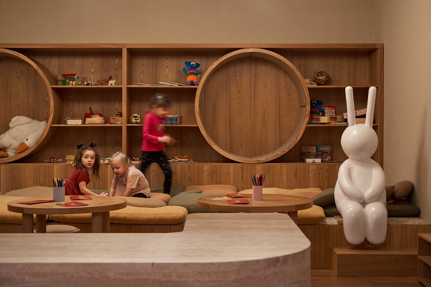 Оливковые деревья и искусный потолочный свет в интерьере ресторана с итальянским характером — проект студии ludi_architects