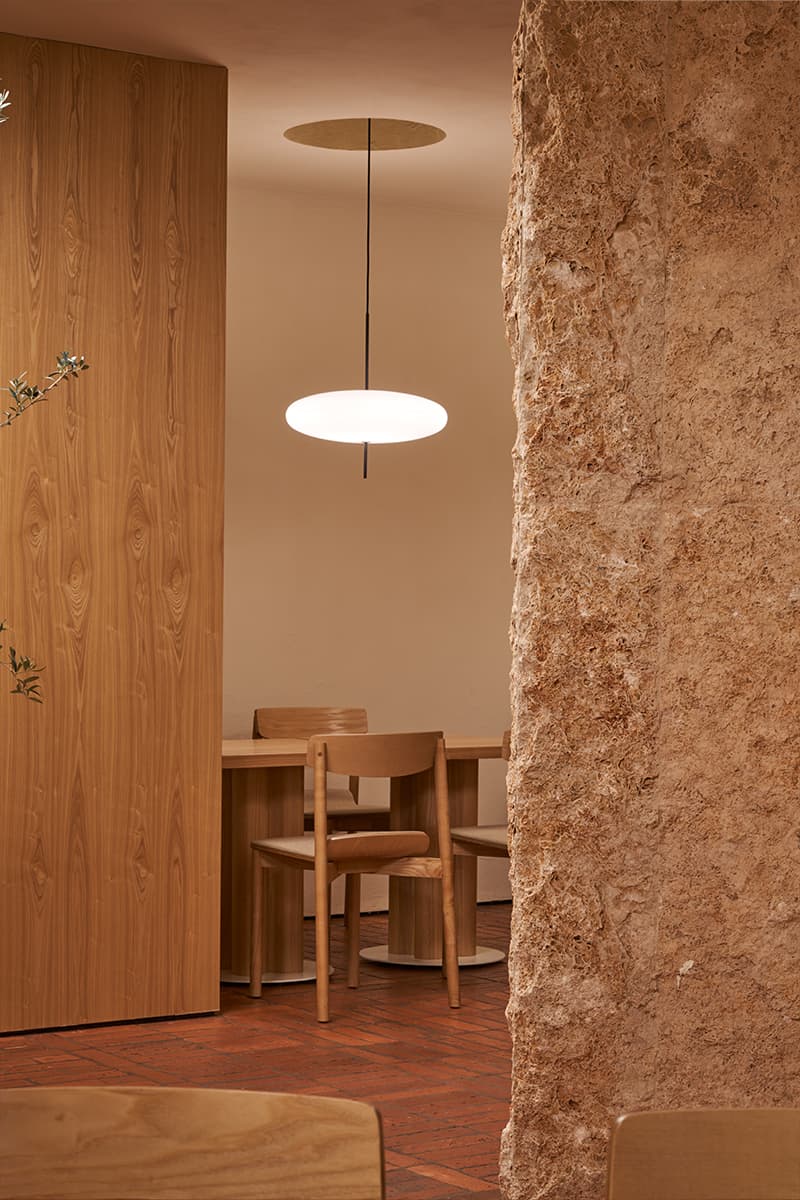 Оливковые деревья и искусный потолочный свет в интерьере ресторана с итальянским характером — проект студии ludi_architects