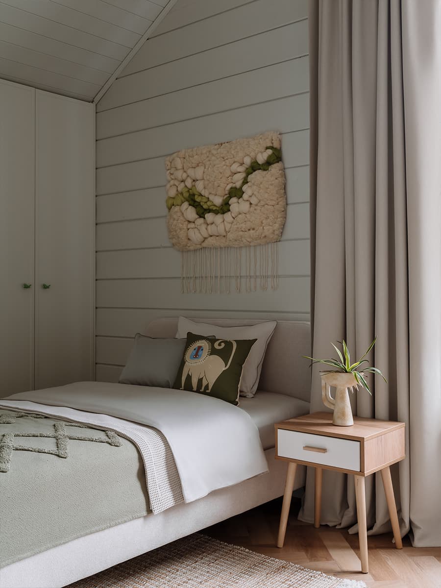 Дымчатые серые оттенки и теплая древесина в интерьере коттеджа в Подмосковье — проект Елены Кулагиной