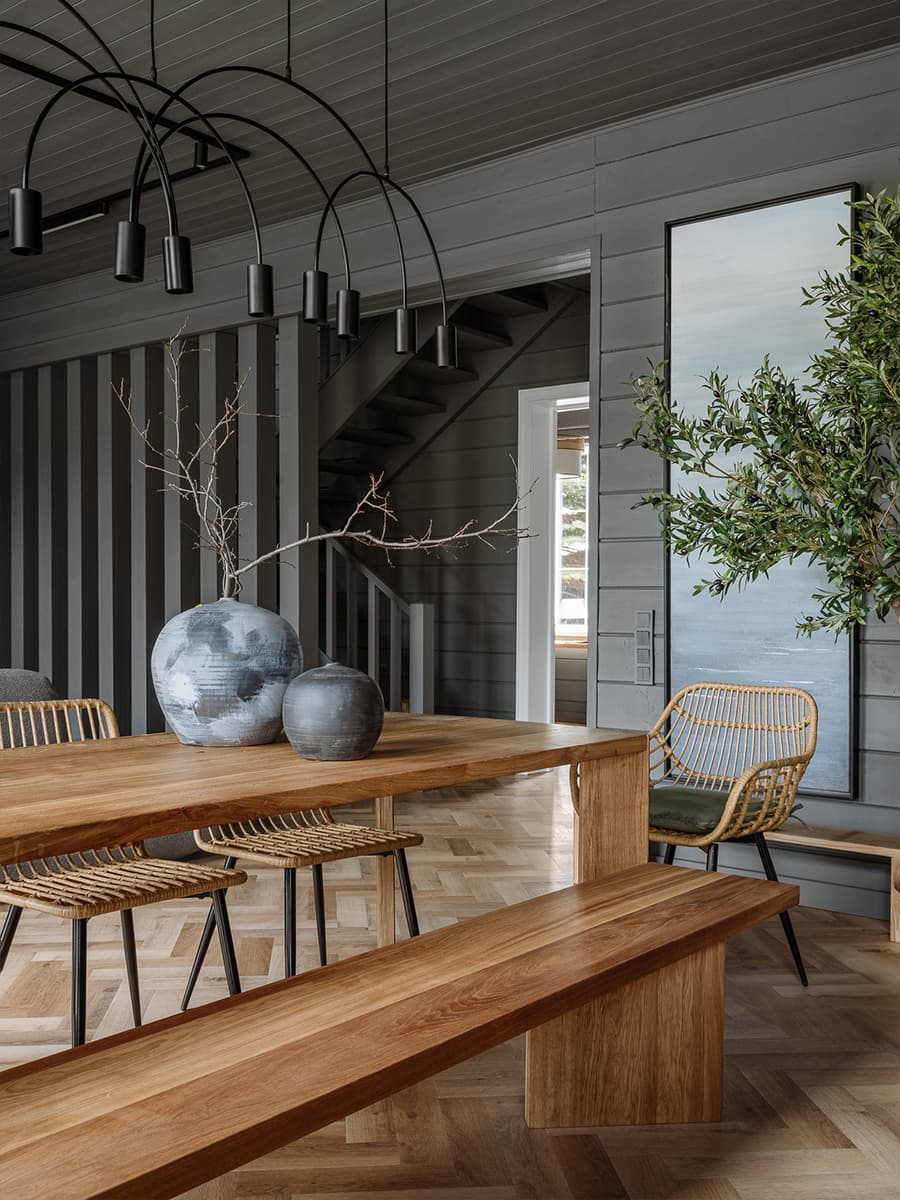 Дымчатые серые оттенки и теплая древесина в интерьере коттеджа в Подмосковье — проект Елены Кулагиной