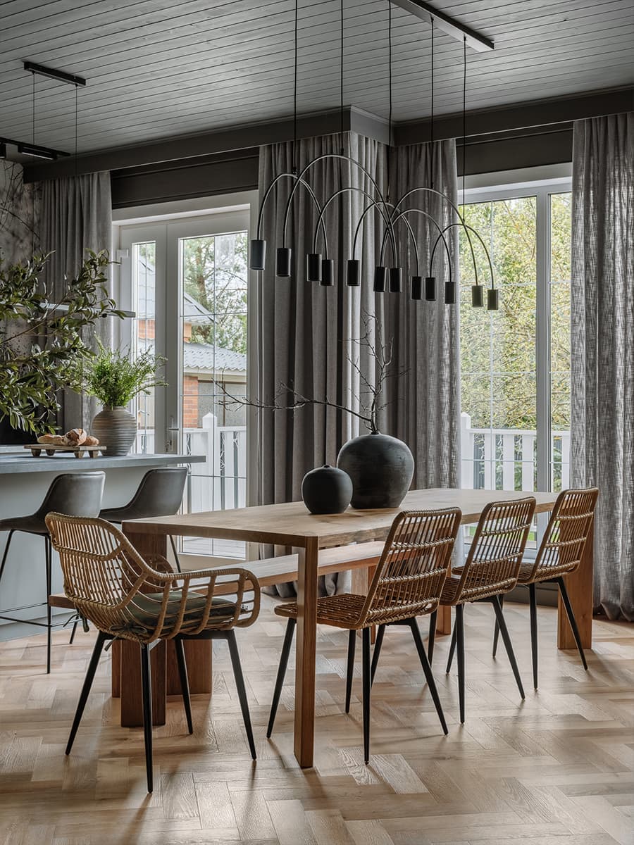 Дымчатые серые оттенки и теплая древесина в интерьере коттеджа в Подмосковье — проект Елены Кулагиной