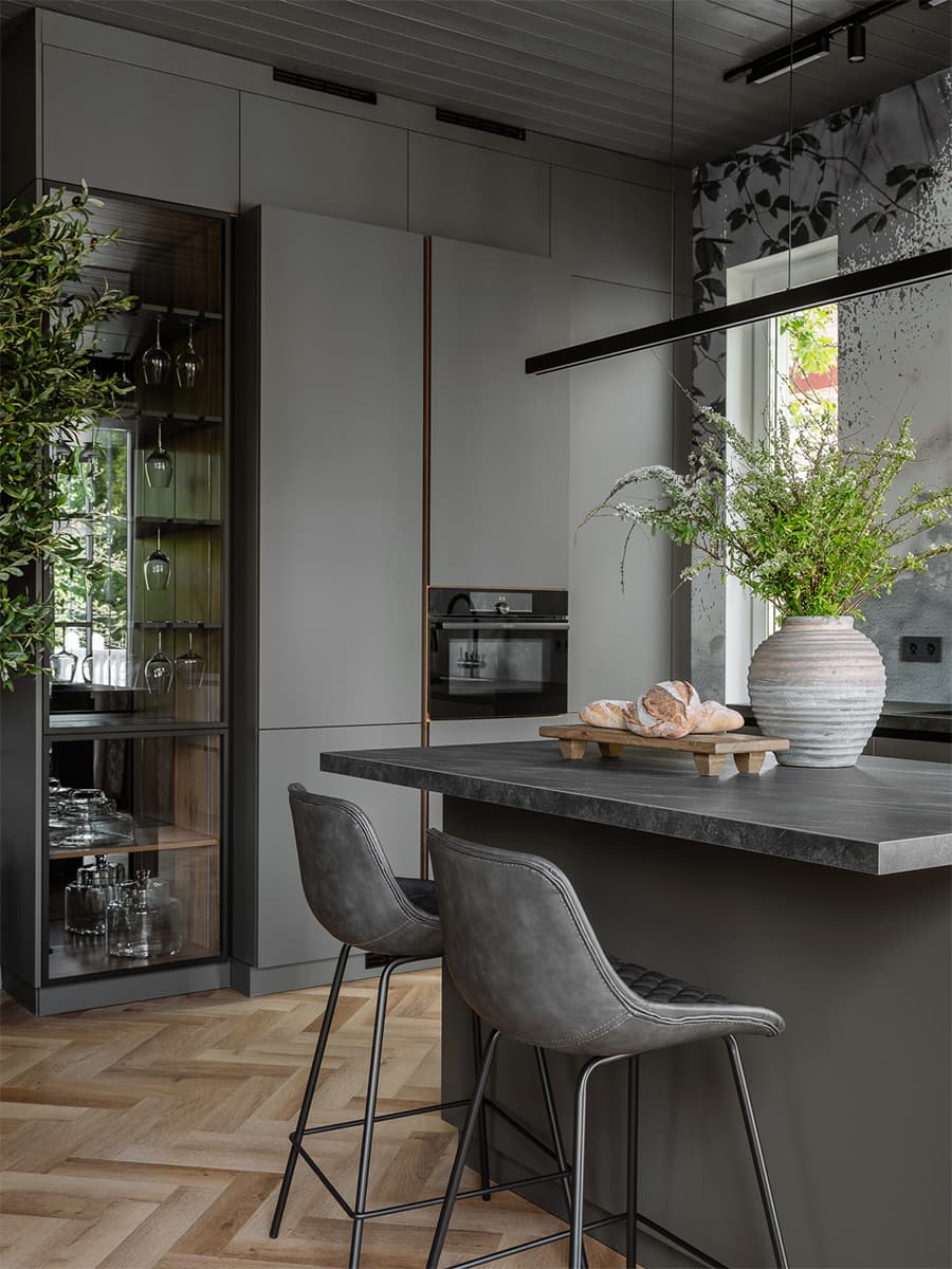 Дымчатые серые оттенки и теплая древесина в интерьере коттеджа в Подмосковье — проект Елены Кулагиной