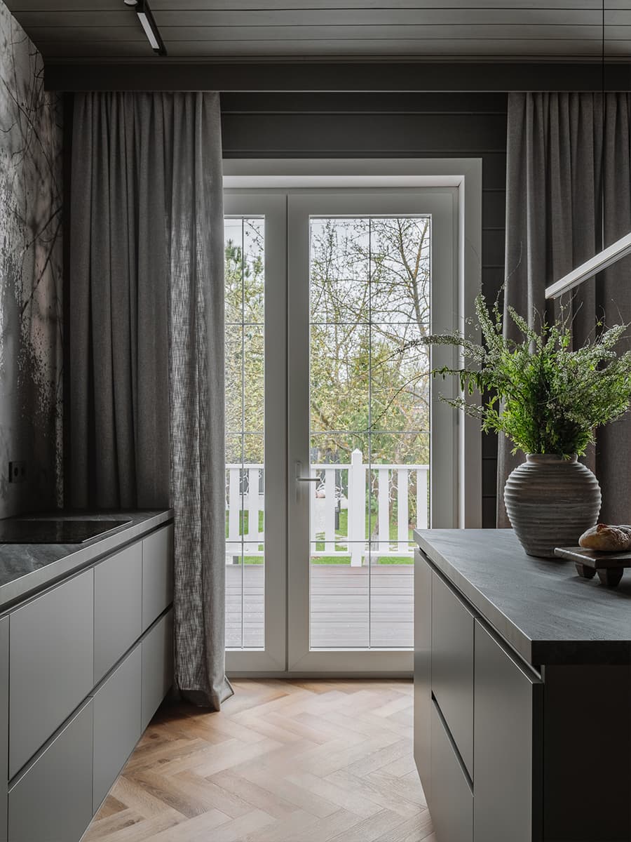 Дымчатые серые оттенки и теплая древесина в интерьере коттеджа в Подмосковье — проект Елены Кулагиной