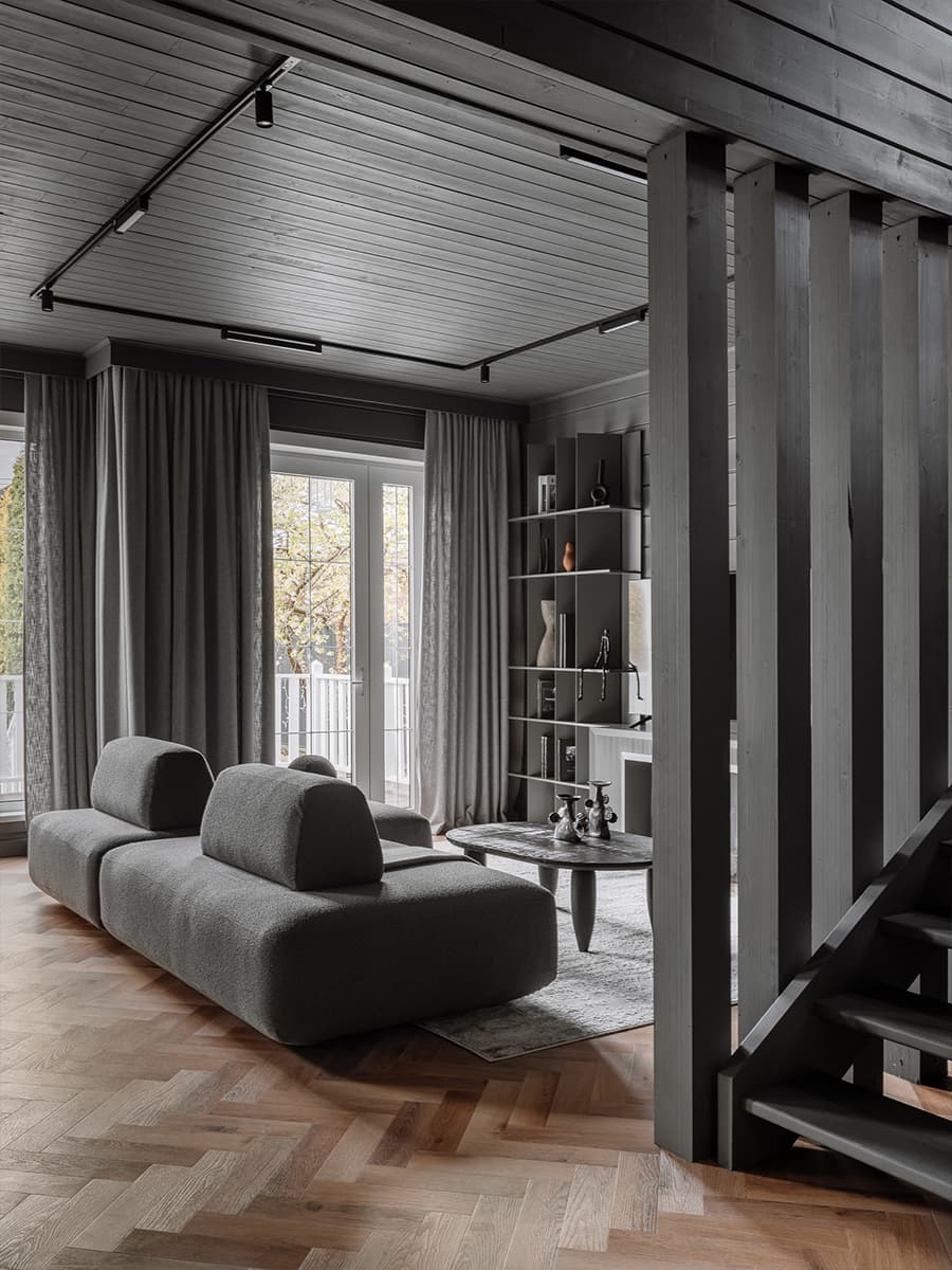 Дымчатые серые оттенки и теплая древесина в интерьере коттеджа в Подмосковье — проект Елены Кулагиной