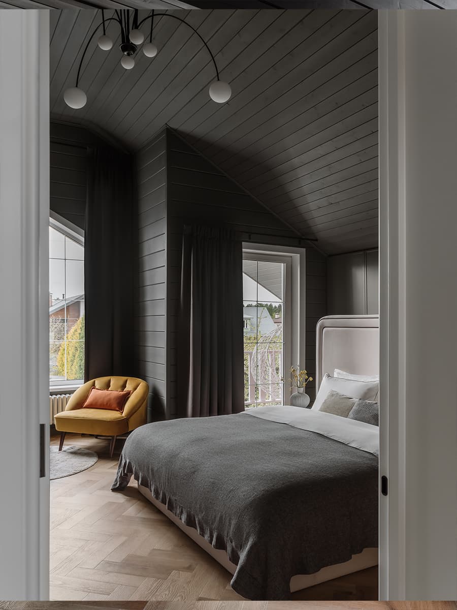 Дымчатые серые оттенки и теплая древесина в интерьере коттеджа в Подмосковье — проект Елены Кулагиной