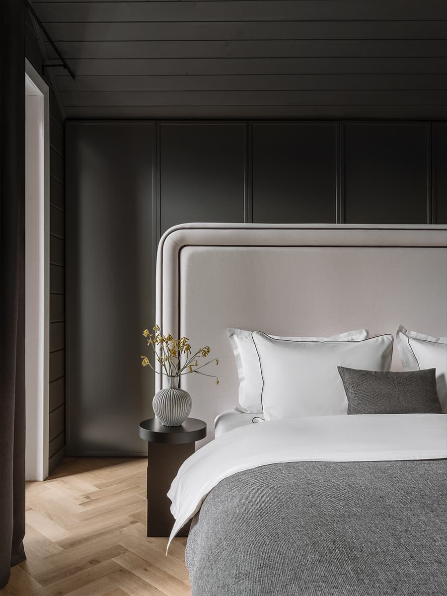 Дымчатые серые оттенки и теплая древесина в интерьере коттеджа в Подмосковье — проект Елены Кулагиной