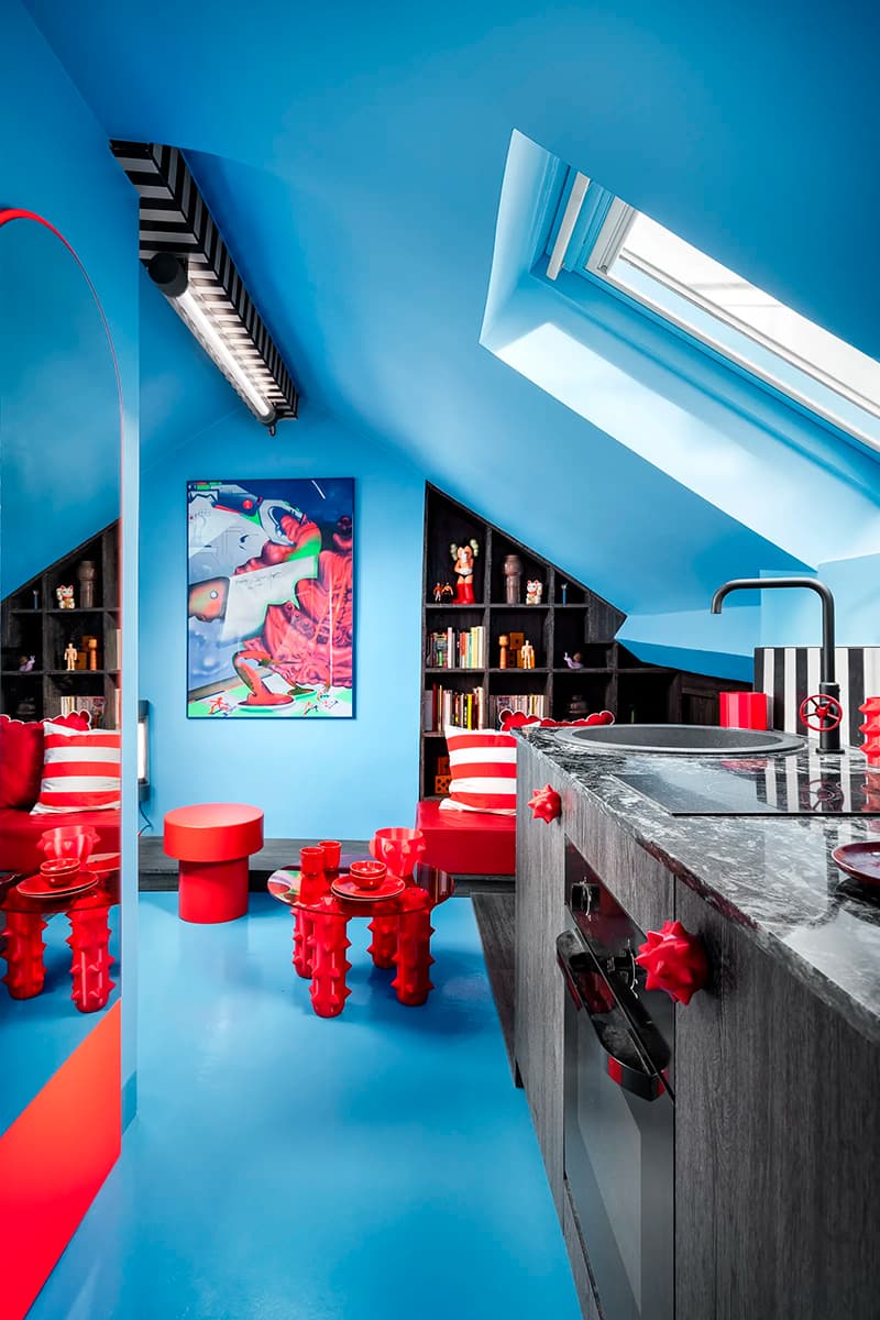 Смелый микс красок в экспериментальном интерьере крошечной квартиры на Монмартре — проект Zyva Studio