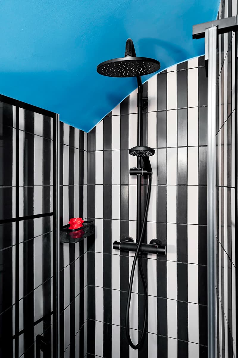 Смелый микс красок в экспериментальном интерьере крошечной квартиры на Монмартре — проект Zyva Studio