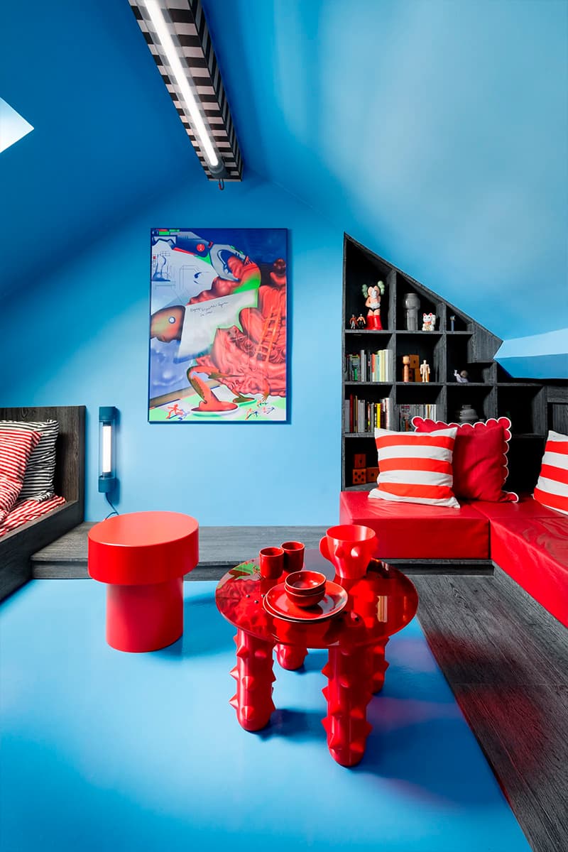 Смелый микс красок в экспериментальном интерьере крошечной квартиры на Монмартре — проект Zyva Studio