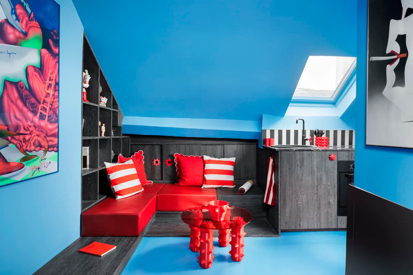 Смелый микс красок в экспериментальном интерьере крошечной квартиры на Монмартре — проект Zyva Studio