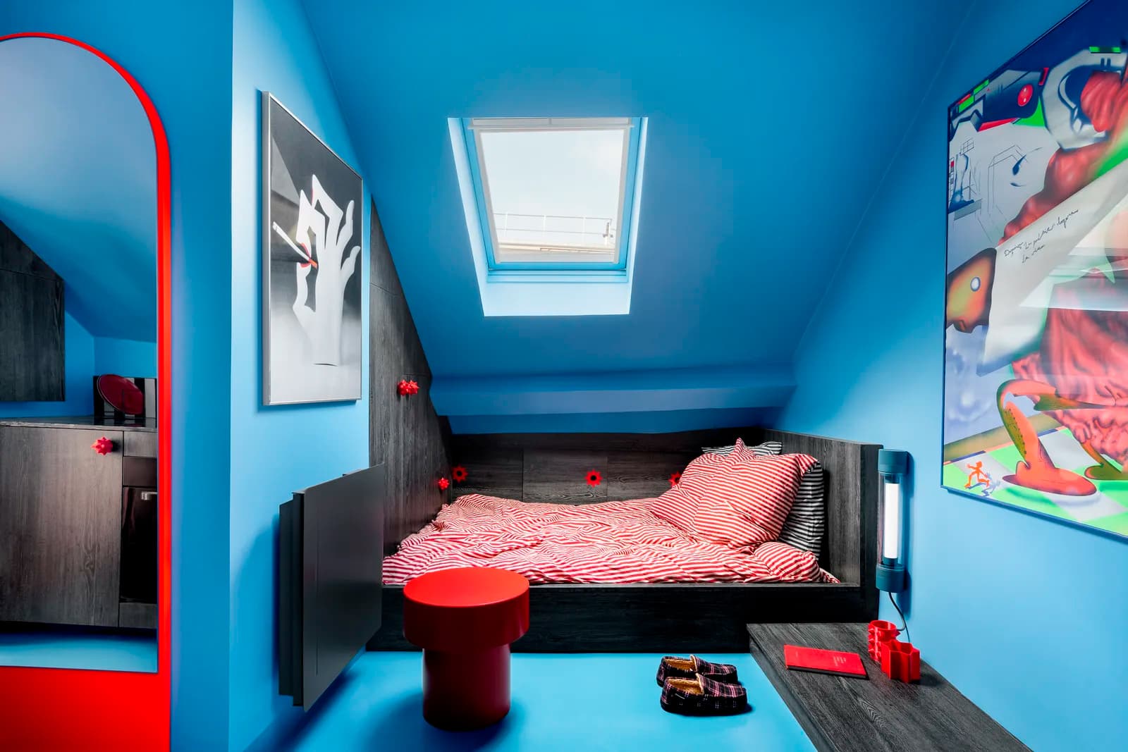 Смелый микс красок в экспериментальном интерьере крошечной квартиры на Монмартре — проект Zyva Studio