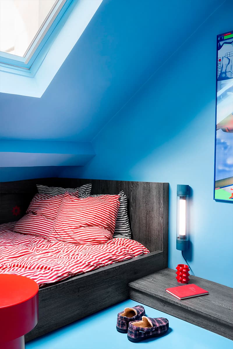 Смелый микс красок в экспериментальном интерьере крошечной квартиры на Монмартре — проект Zyva Studio