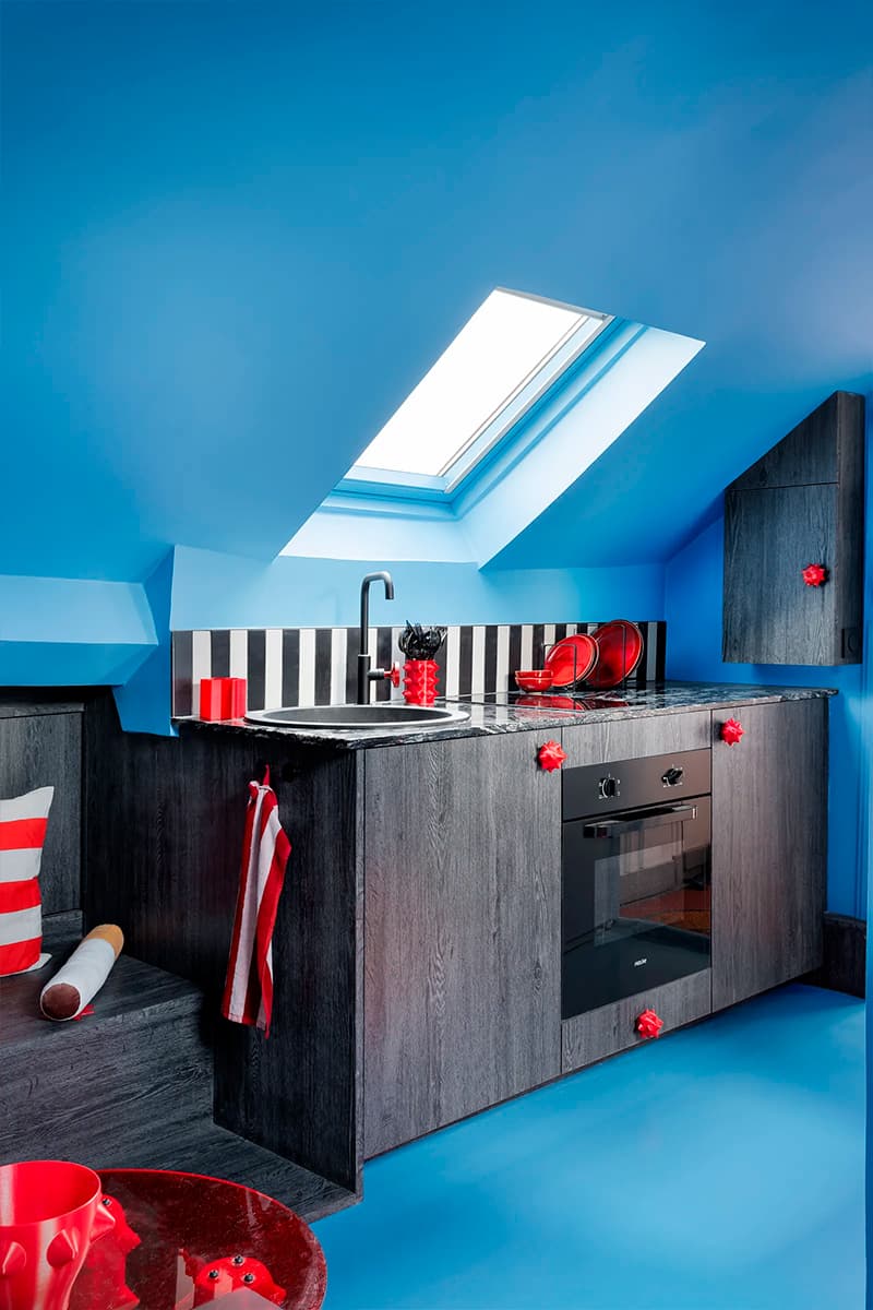 Смелый микс красок в экспериментальном интерьере крошечной квартиры на Монмартре — проект Zyva Studio