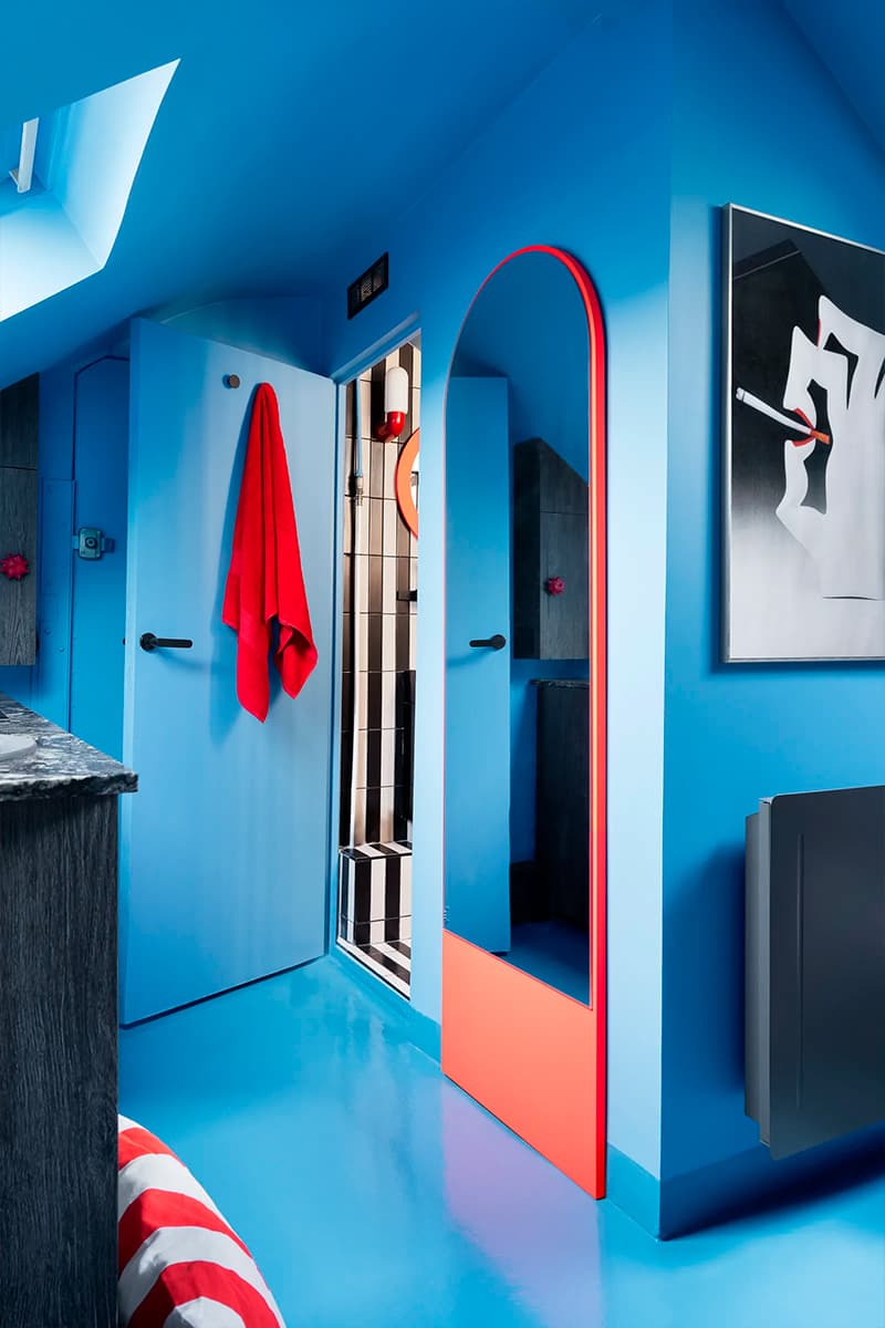 Смелый микс красок в экспериментальном интерьере крошечной квартиры на Монмартре — проект Zyva Studio