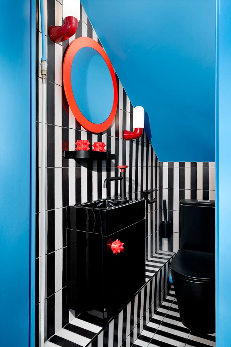 Смелый микс красок в экспериментальном интерьере крошечной квартиры на Монмартре — проект Zyva Studio