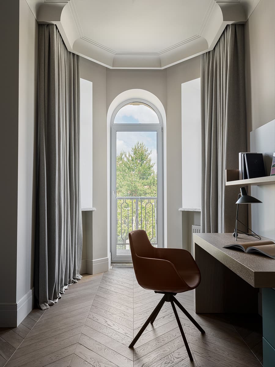 Эмоциональное искусство и обилие мрамора в интерьере респектабельного загородного дома — проект Ирины Марковской