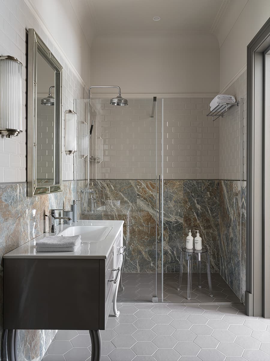 Эмоциональное искусство и обилие мрамора в интерьере респектабельного загородного дома — проект Ирины Марковской