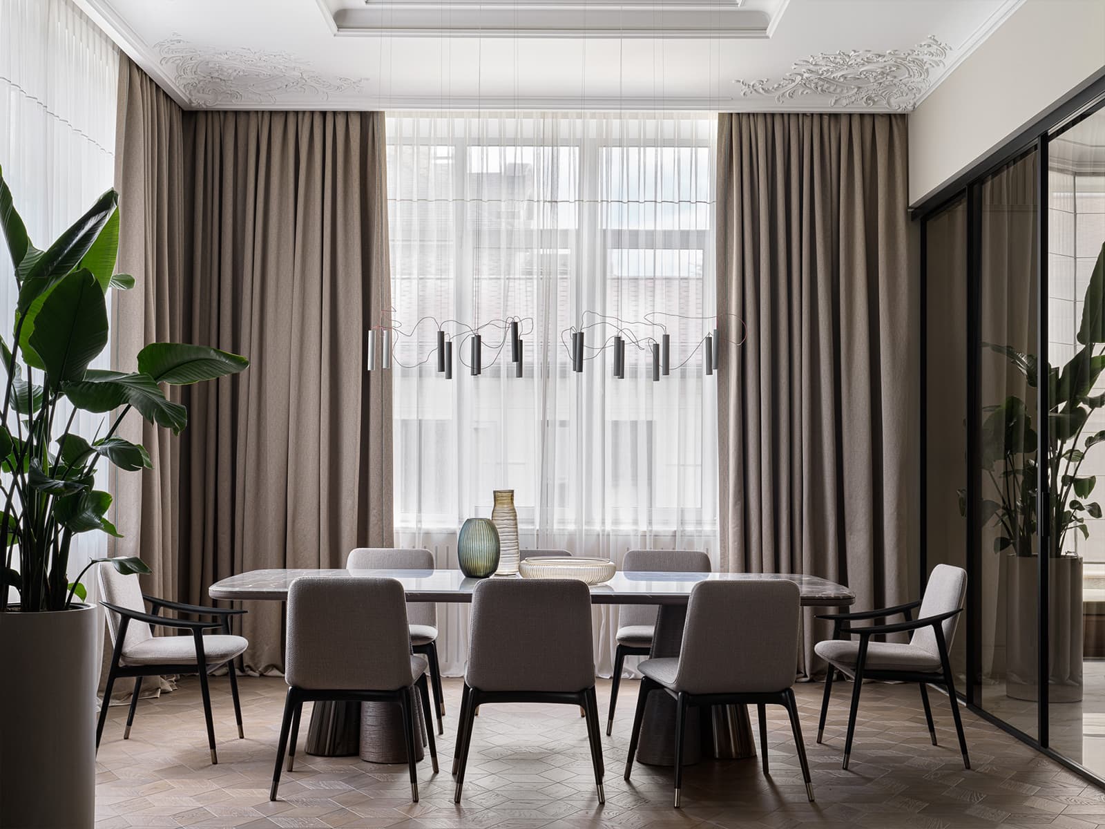 Эмоциональное искусство и обилие мрамора в интерьере респектабельного загородного дома — проект Ирины Марковской