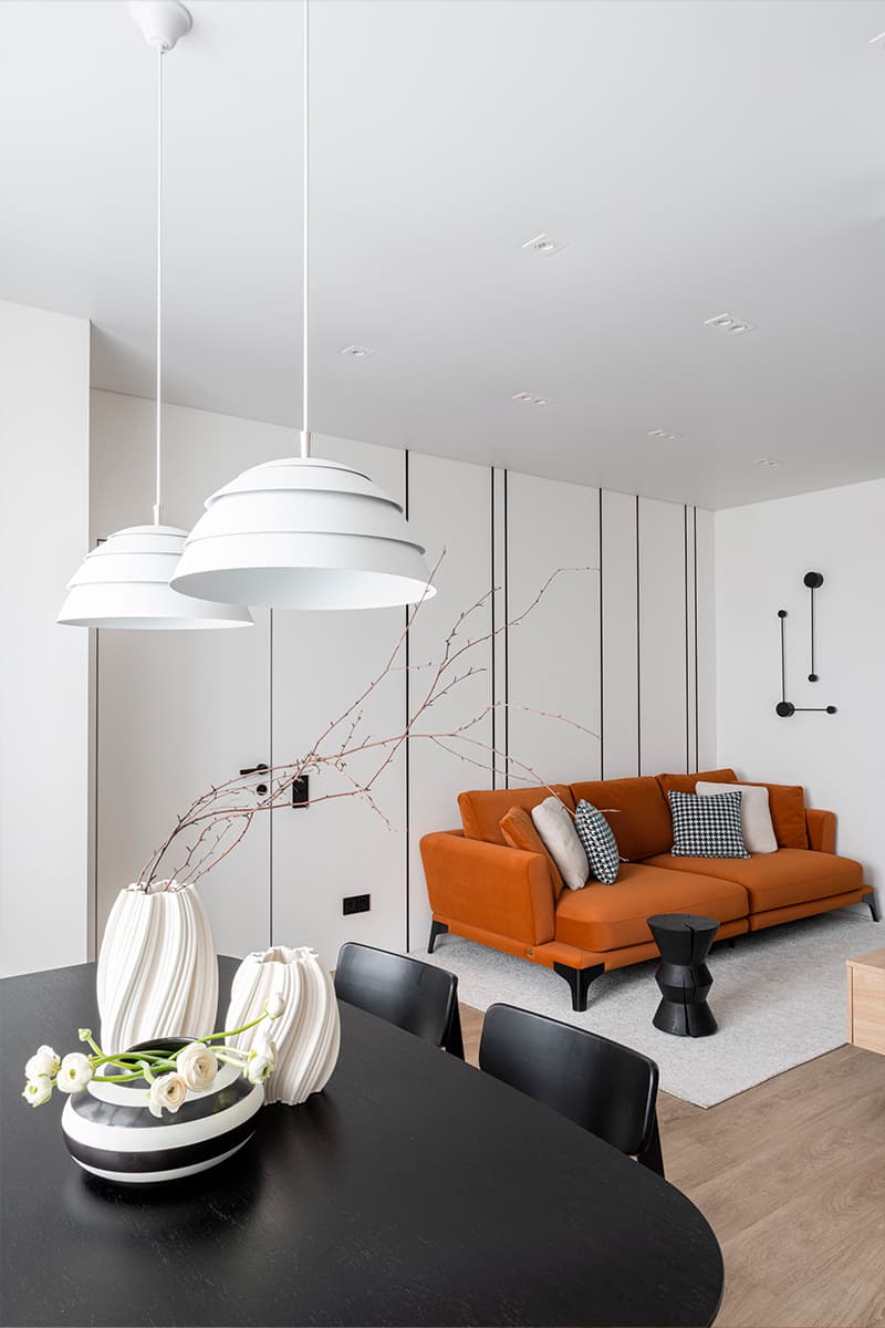 Продуманная авторская мебель в минималистичном жилом интерьере для молодой пары — проект Арт-пространства «Муравей»