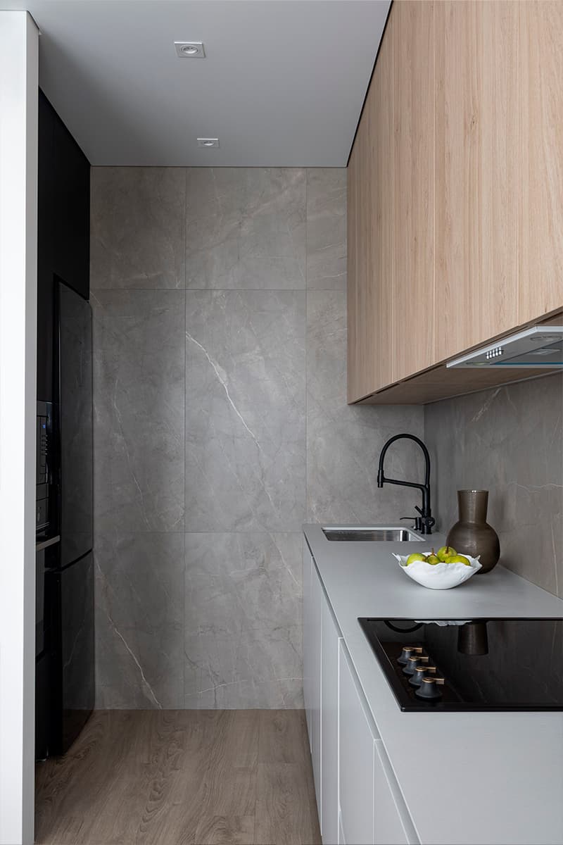 Продуманная авторская мебель в минималистичном жилом интерьере для молодой пары — проект Арт-пространства «Муравей»