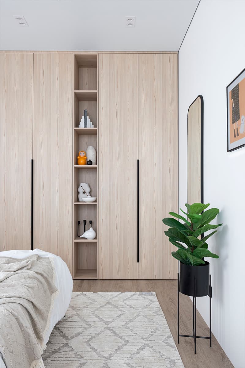 Продуманная авторская мебель в минималистичном жилом интерьере для молодой пары — проект Арт-пространства «Муравей»