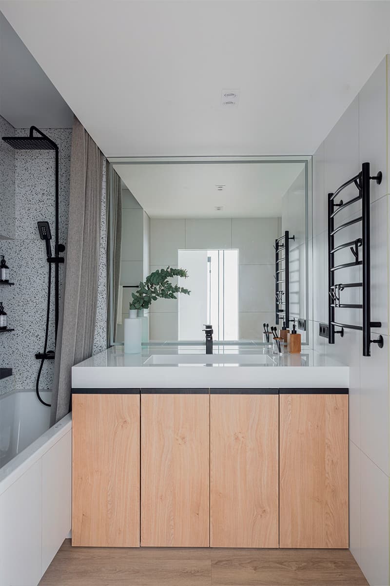 Продуманная авторская мебель в минималистичном жилом интерьере для молодой пары — проект Арт-пространства «Муравей»