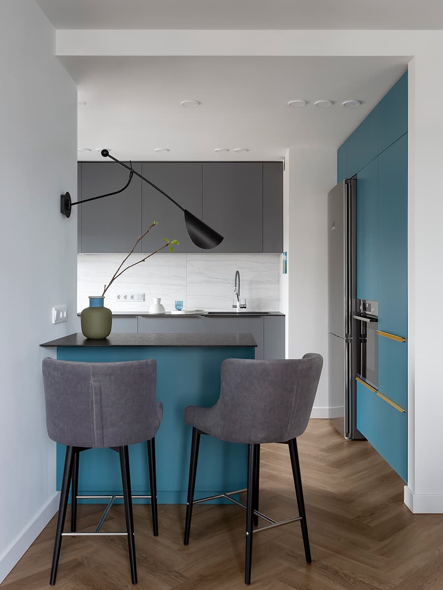 Интеллигентный интерьер просторной квартиры с бирюзовыми акцентами — проект студии You+ Design