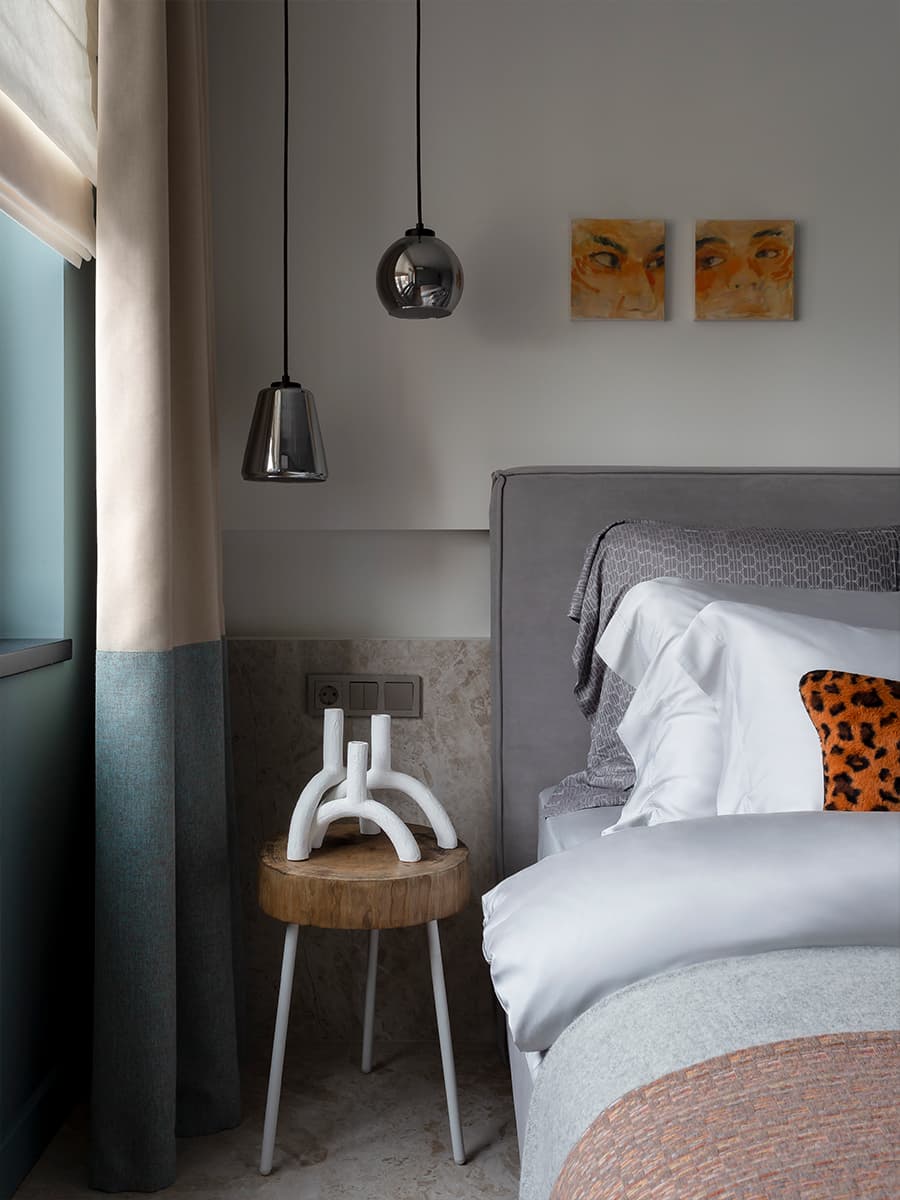 Интеллигентный интерьер просторной квартиры с бирюзовыми акцентами — проект студии You+ Design