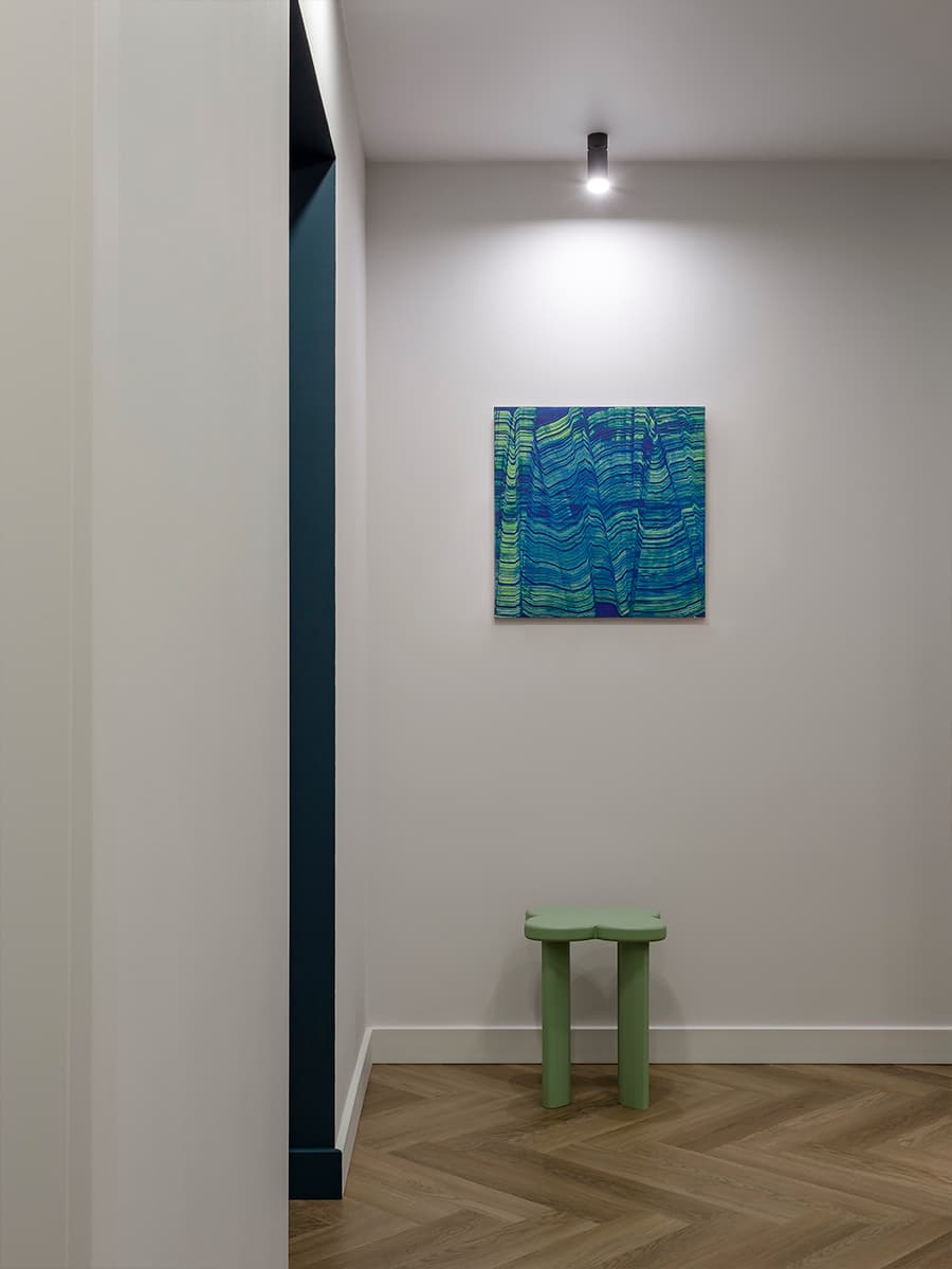 Интеллигентный интерьер просторной квартиры с бирюзовыми акцентами — проект студии You+ Design