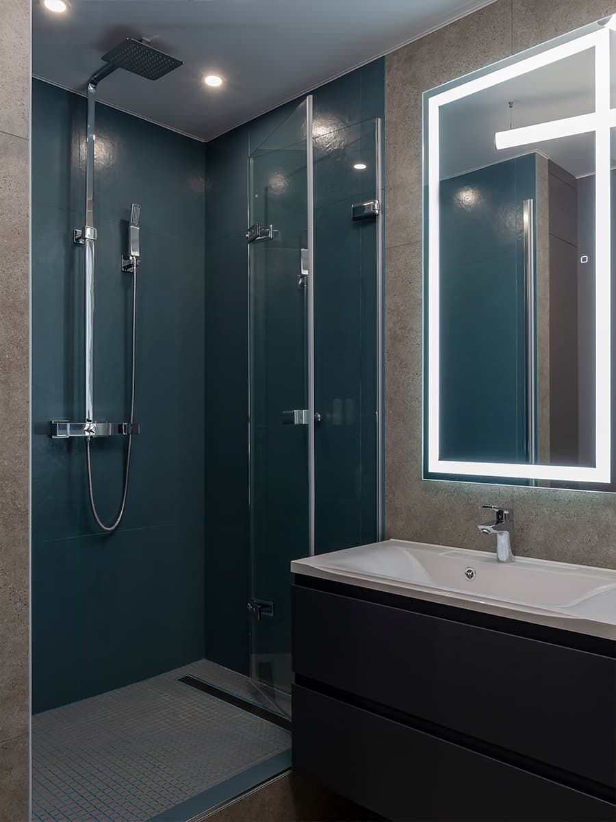 Интеллигентный интерьер просторной квартиры с бирюзовыми акцентами — проект студии You+ Design