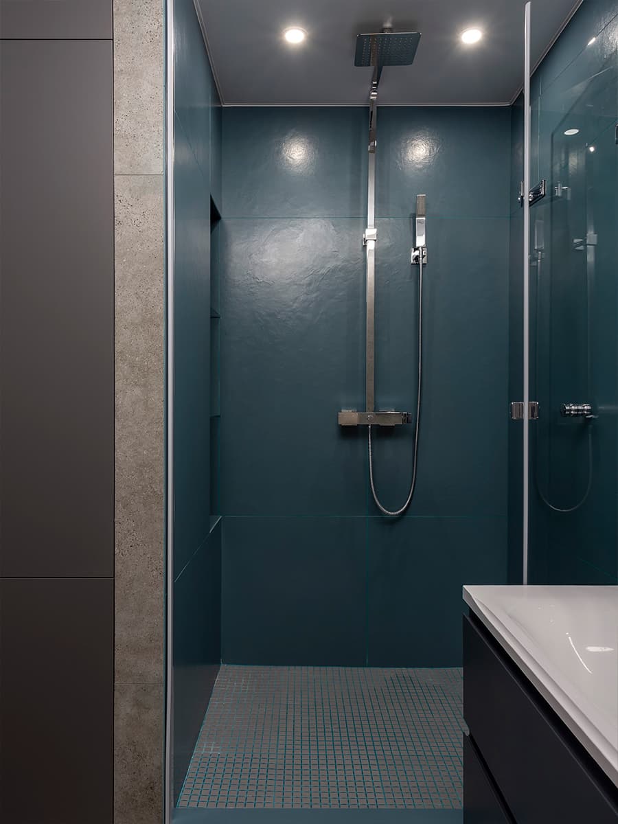 Интеллигентный интерьер просторной квартиры с бирюзовыми акцентами — проект студии You+ Design