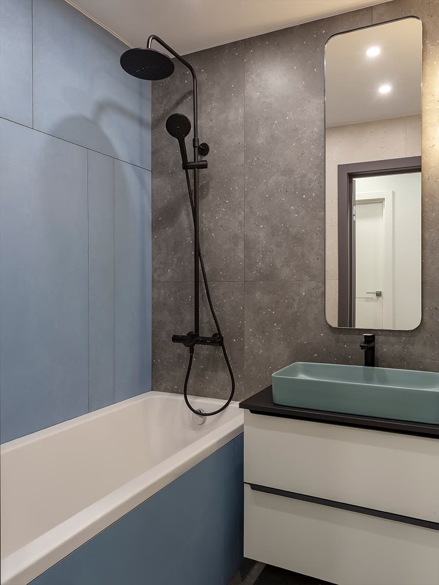 Интеллигентный интерьер просторной квартиры с бирюзовыми акцентами — проект студии You+ Design