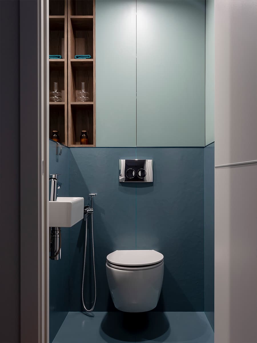 Интеллигентный интерьер просторной квартиры с бирюзовыми акцентами — проект студии You+ Design