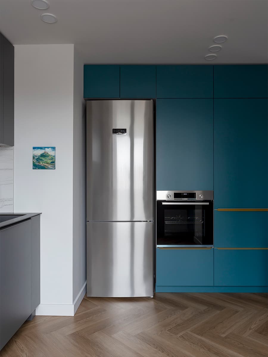 Интеллигентный интерьер просторной квартиры с бирюзовыми акцентами — проект студии You+ Design