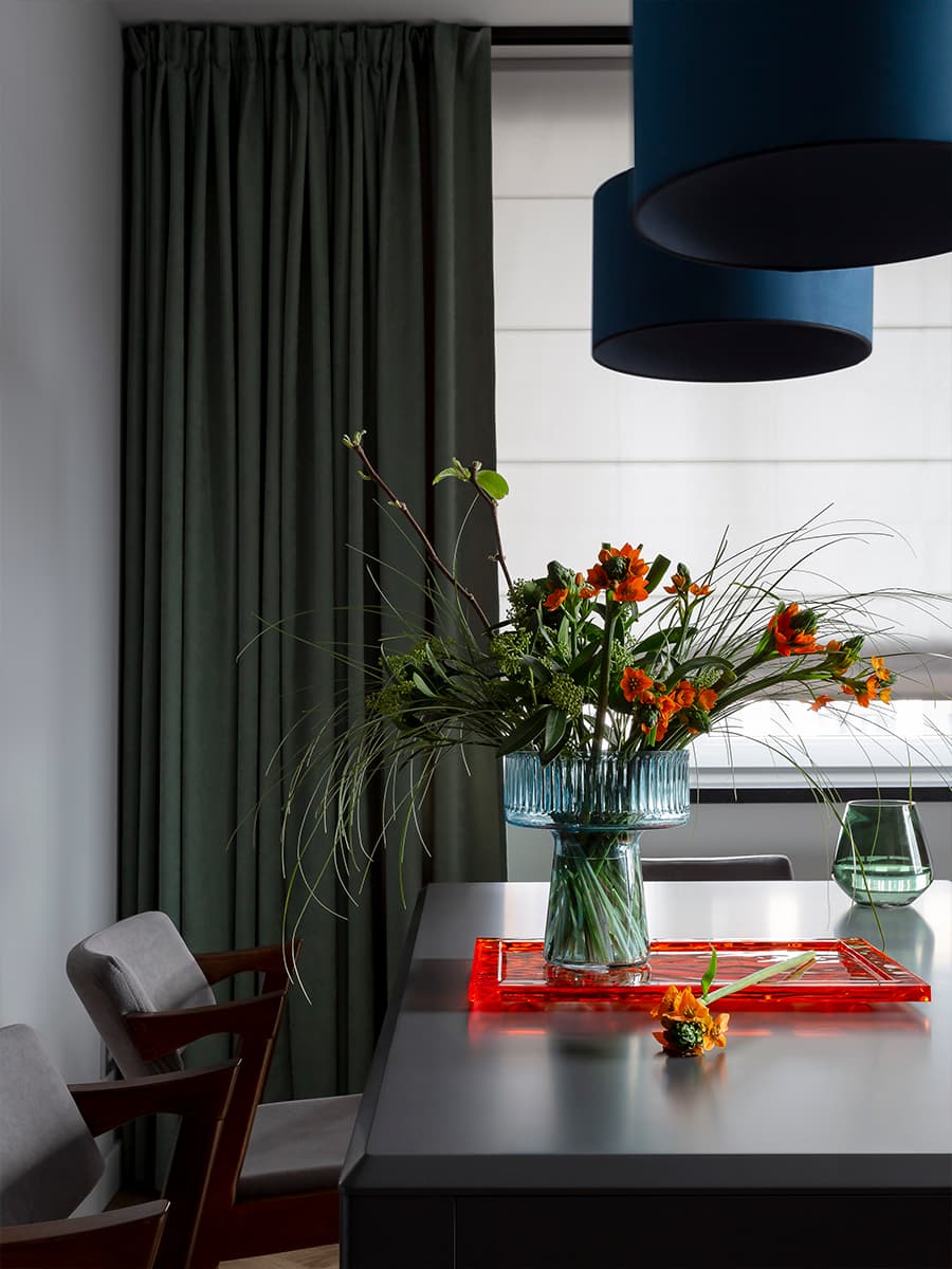 Интеллигентный интерьер просторной квартиры с бирюзовыми акцентами — проект студии You+ Design