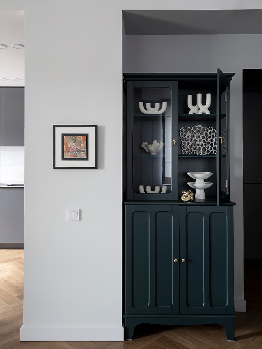 Интеллигентный интерьер просторной квартиры с бирюзовыми акцентами — проект студии You+ Design