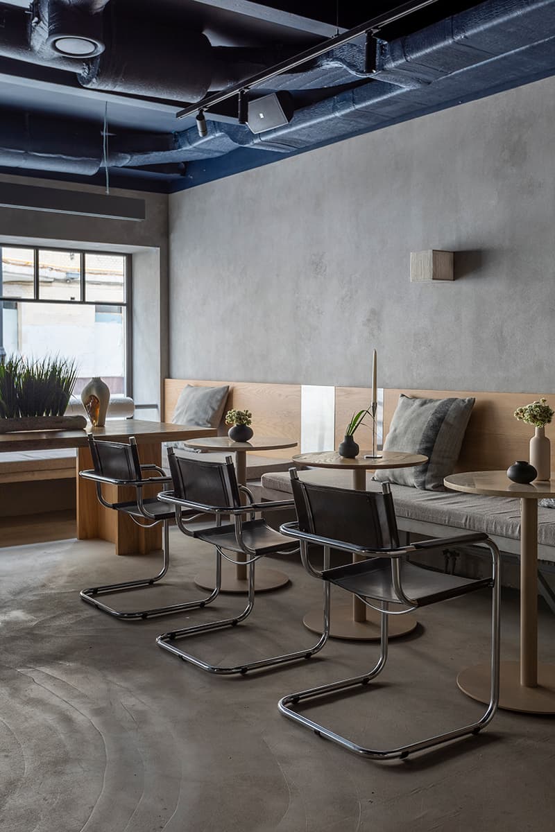 Приглушенный свет и современное искусство в интерьере бара в особняке XIX века — проект Bureau Mitra