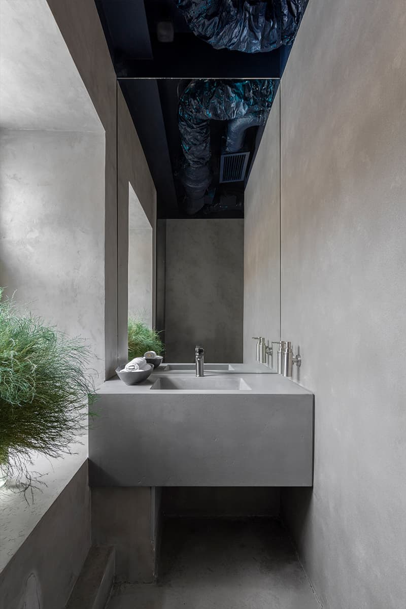 Приглушенный свет и современное искусство в интерьере бара в особняке XIX века — проект Bureau Mitra