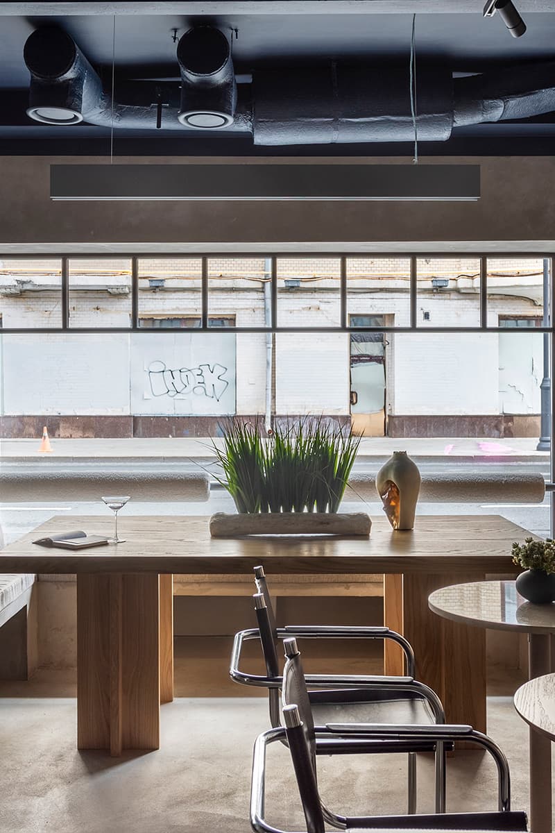 Приглушенный свет и современное искусство в интерьере бара в особняке XIX века — проект Bureau Mitra