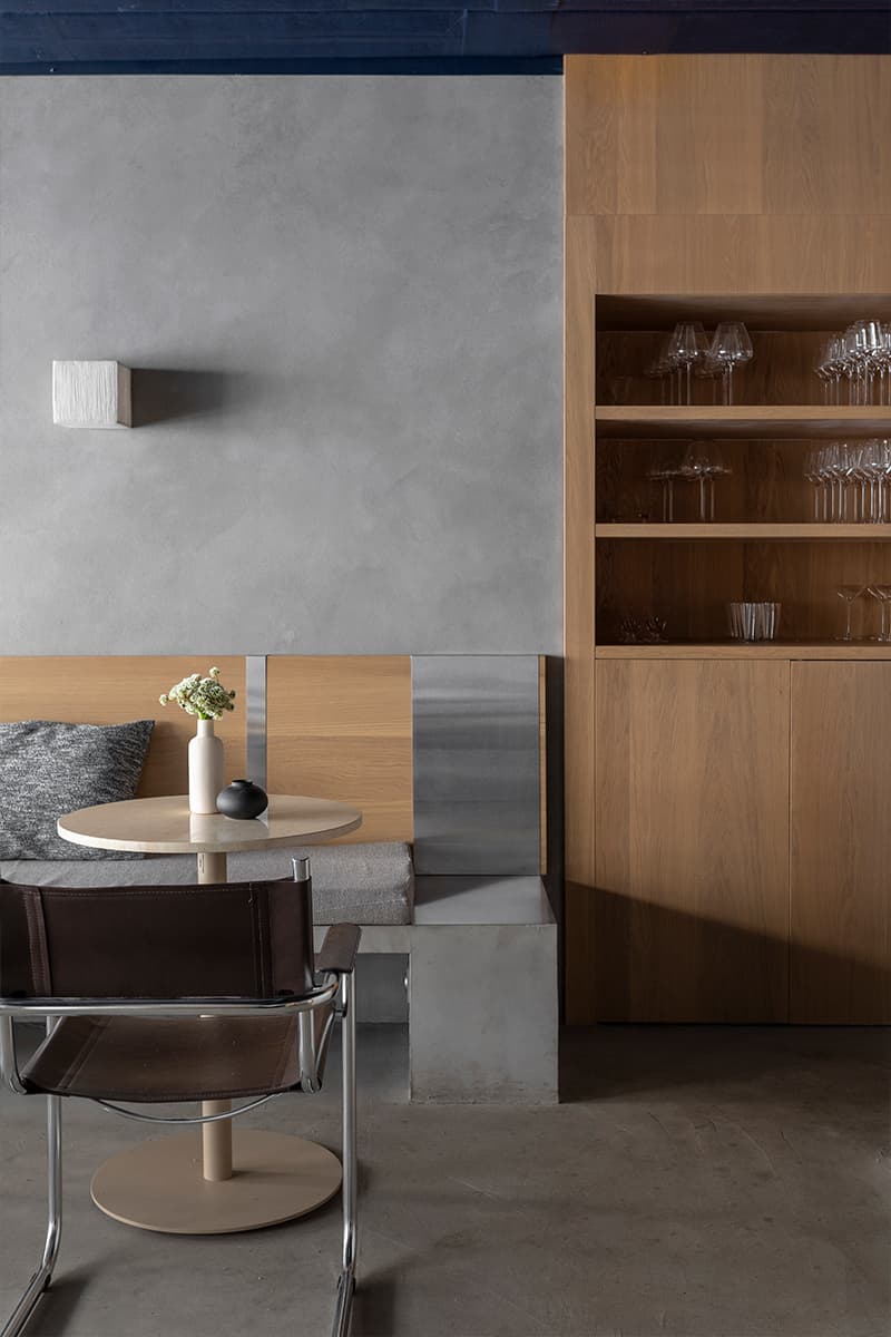 Приглушенный свет и современное искусство в интерьере бара в особняке XIX века — проект Bureau Mitra