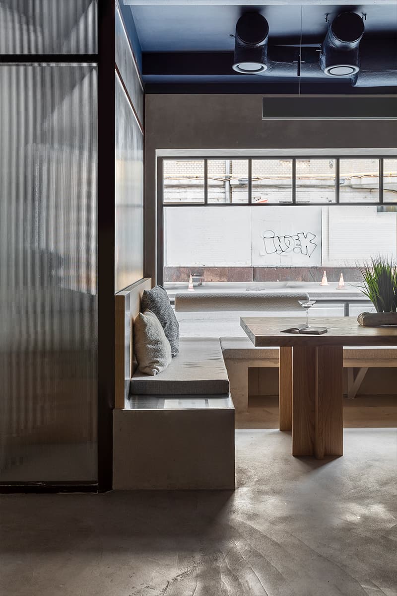 Приглушенный свет и современное искусство в интерьере бара в особняке XIX века — проект Bureau Mitra