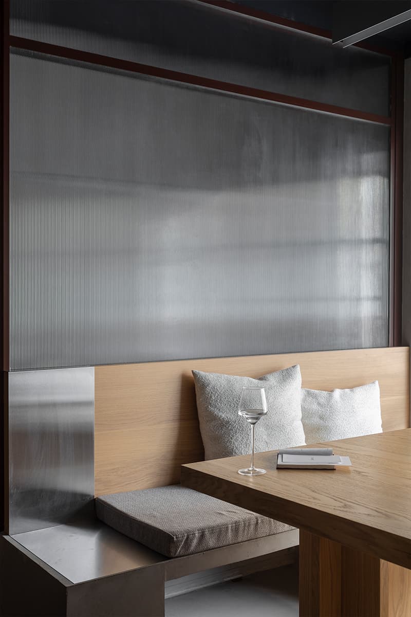 Приглушенный свет и современное искусство в интерьере бара в особняке XIX века — проект Bureau Mitra