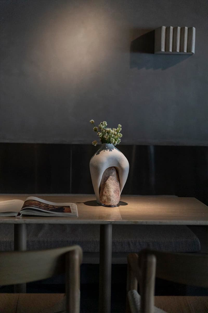 Приглушенный свет и современное искусство в интерьере бара в особняке XIX века — проект Bureau Mitra