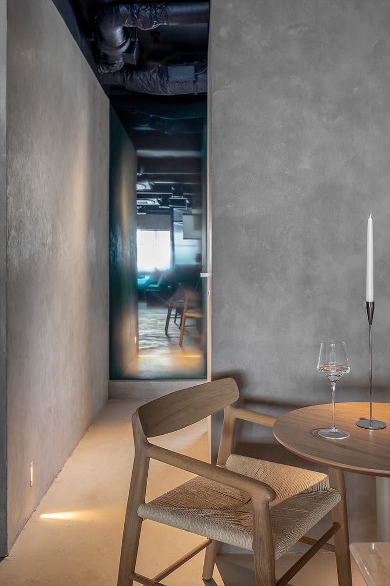 Приглушенный свет и современное искусство в интерьере бара в особняке XIX века — проект Bureau Mitra