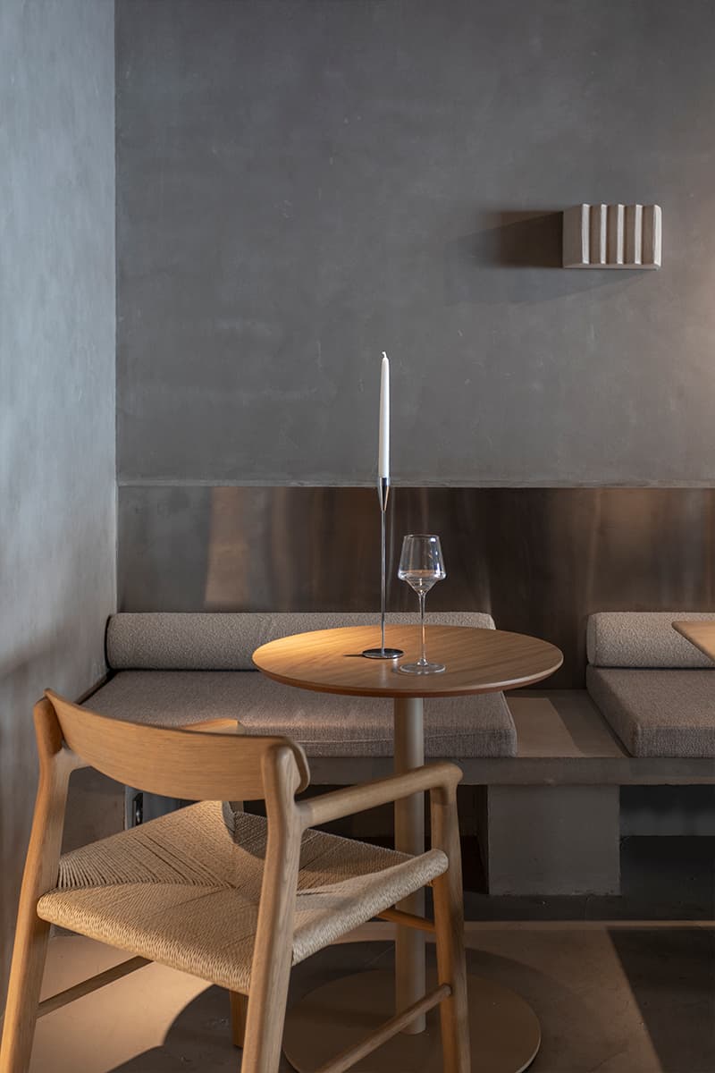 Приглушенный свет и современное искусство в интерьере бара в особняке XIX века — проект Bureau Mitra